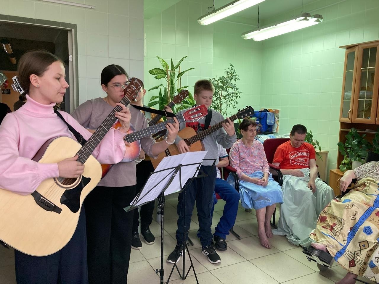 В Среднеуральске в паллиативном отделении Верхнепышминской ЦГКБ прошел концерт от юных музыкантов города