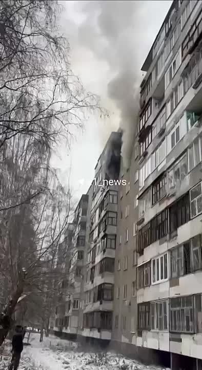 В Екатеринбурге на Ломоносова полыхает квартира