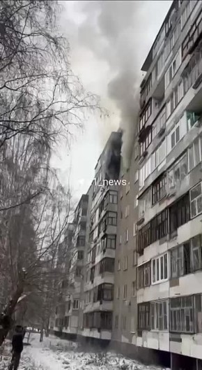 В Екатеринбурге на Ломоносова полыхает квартира