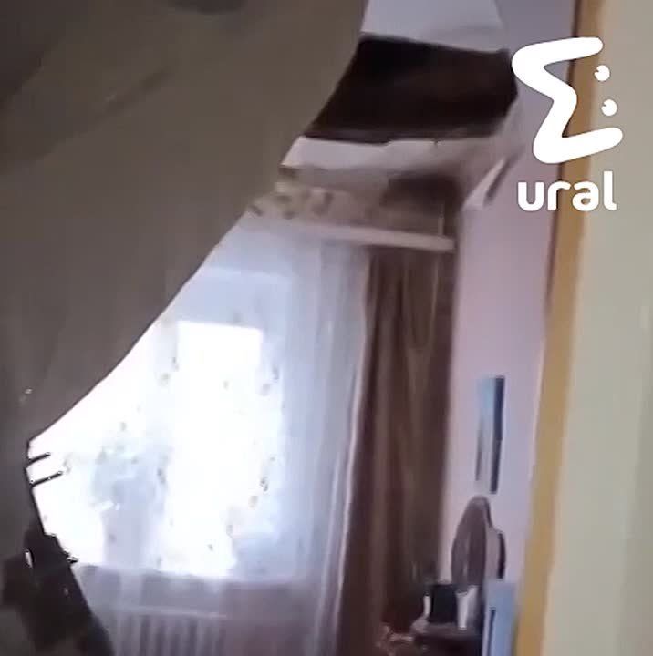 В Соликамске жилой дом буквально рассыпается на глазах — в одной из квартир обрушился потолок