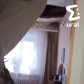 В Соликамске жилой дом буквально рассыпается на глазах — в одной из квартир обрушился потолок