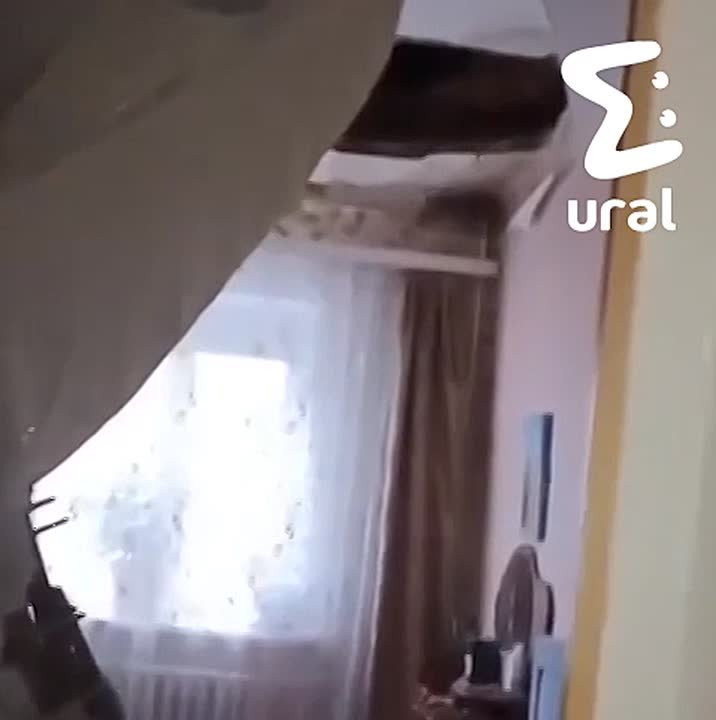 В Соликамске жилой дом буквально рассыпается на глазах — в одной из квартир обрушился потолок