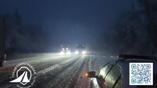 Сильный снегопад парализовал движение по трассам на Урале