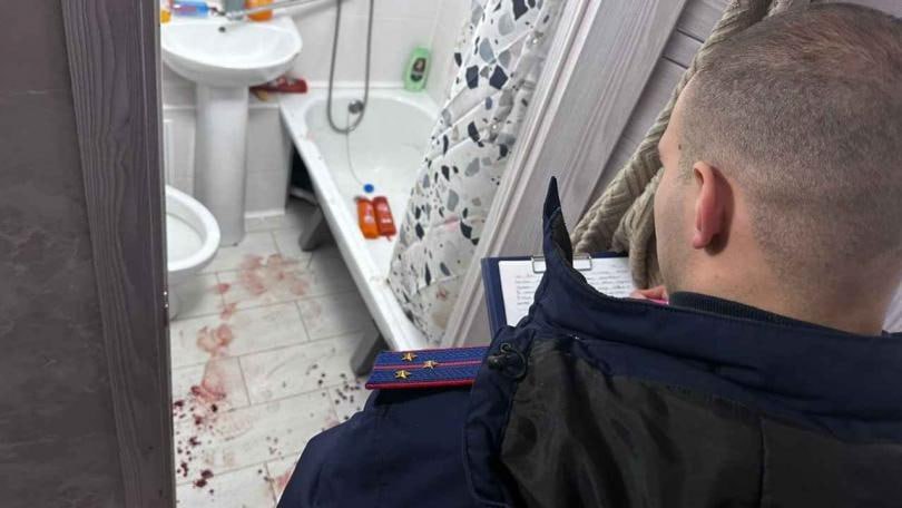 Мужчина зарезал женщину и поранил ещё нескольких человек в квартире на Бородина