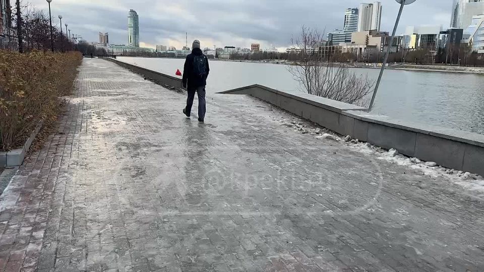 В Екатеринбурге тротуары покрылись льдом