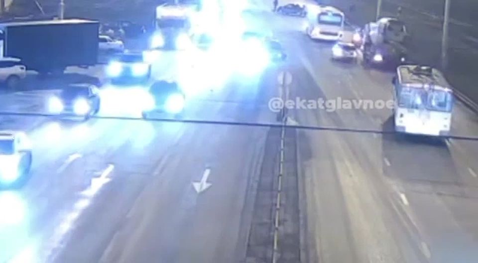 Утром на проспекте Космонавтов автомобиль выехал на встречную полосу и спровоцировал аварию