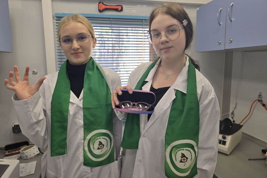 Консультацию оптометриста в мобильных офтальмологических комплексах Свердловского областного медицинского колледжа с начала текущего года получили 3 850 уральцев