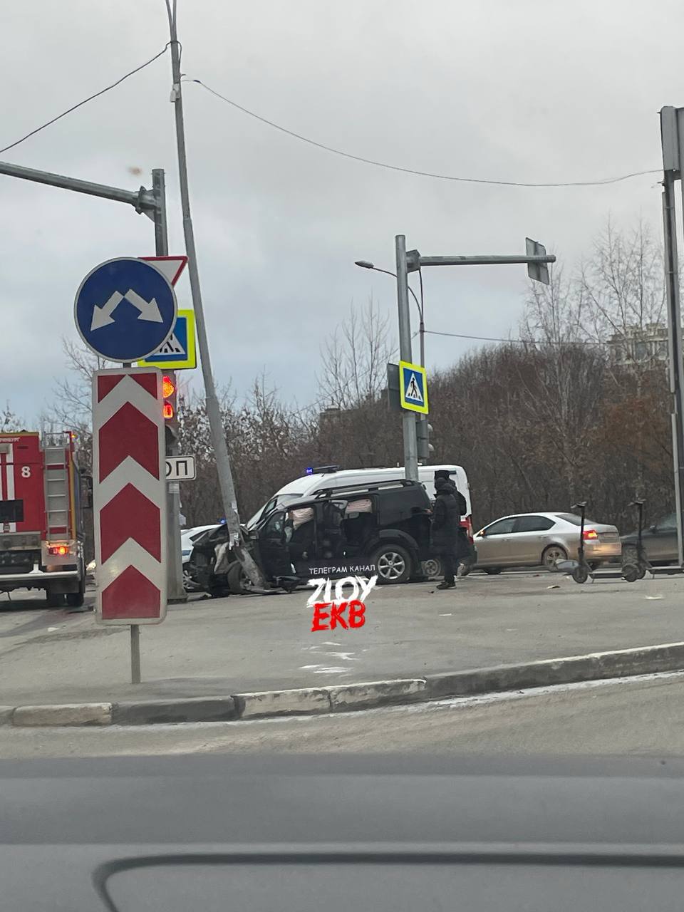 На Машинной пожилой мужчина на машине улетел в столб На Машинной пожилой мужчина на машине улетел в столб