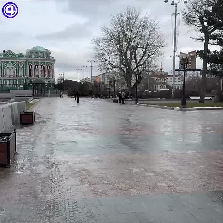 Признайтесь, вы тоже второй день ходите по улице, как пингвины, из-за гололёда?