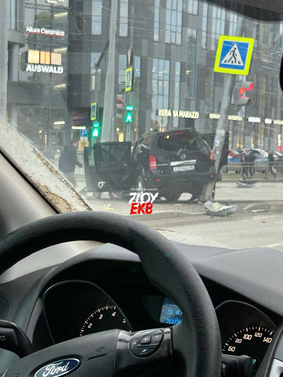 На Машинной пожилой мужчина на машине улетел в столб