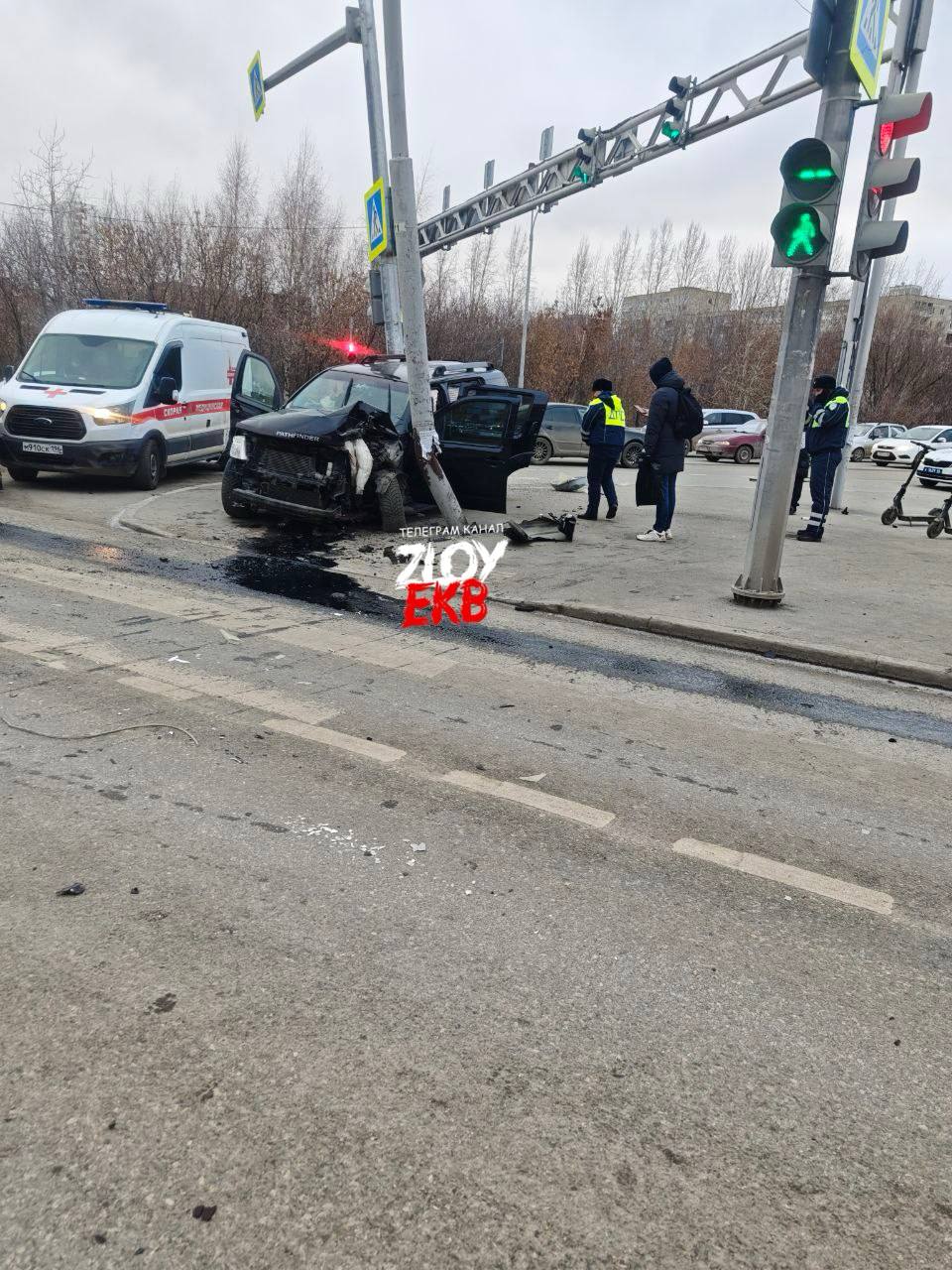 На Машинной пожилой мужчина на машине улетел в столб На Машинной пожилой мужчина на машине улетел в столб