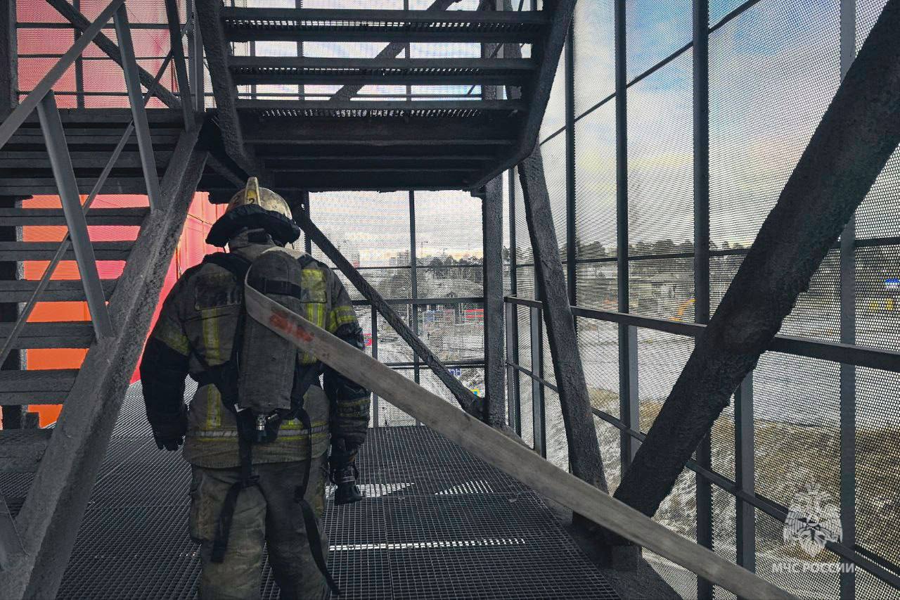 Уральские спасатели отработали действия при тушении пожара в одном из крупных торговых центров Екатеринбурга Уральские спасатели отработали действия при тушении пожара в одном из крупных торговых центров Екатеринбурга