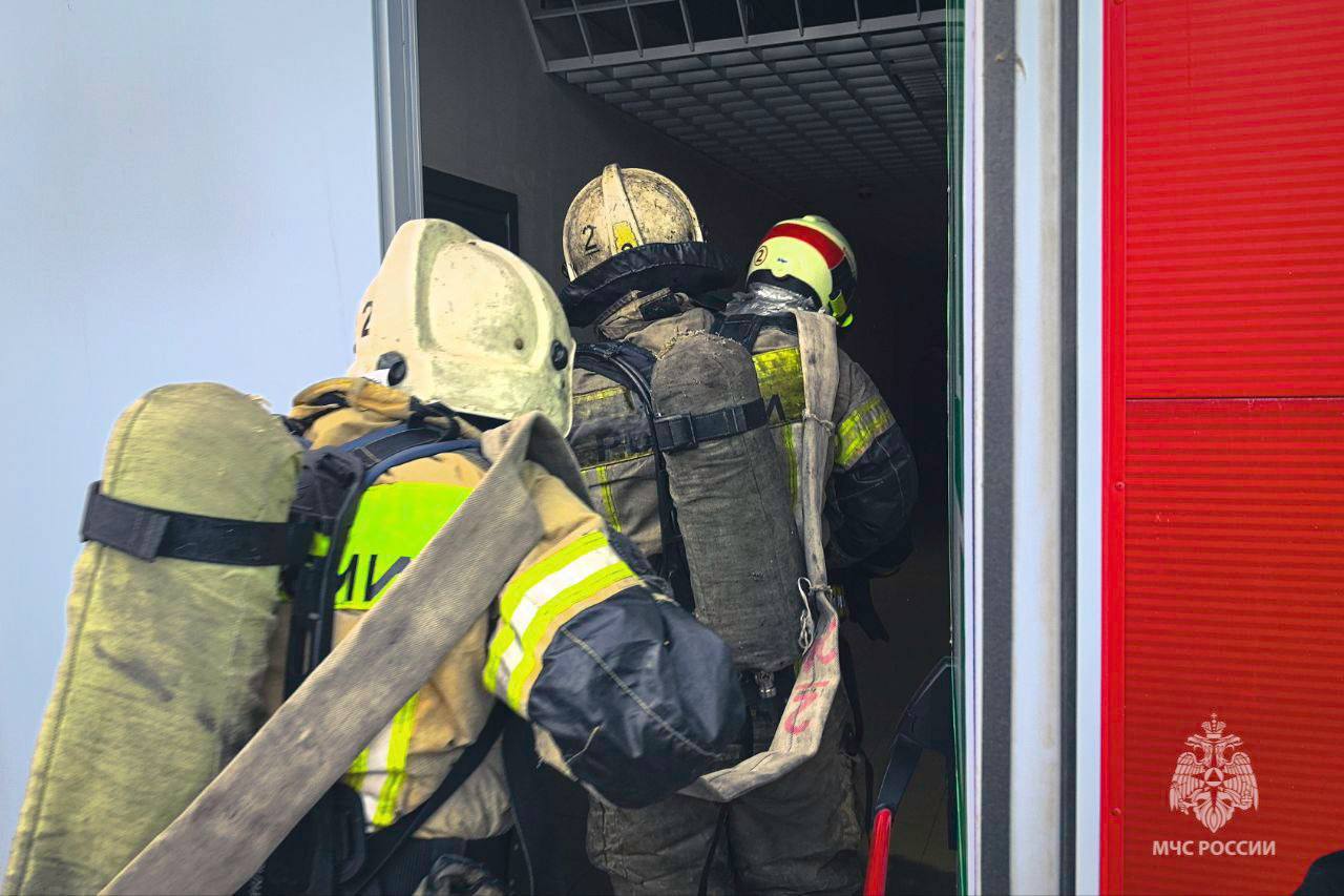 Уральские спасатели отработали действия при тушении пожара в одном из крупных торговых центров Екатеринбурга Уральские спасатели отработали действия при тушении пожара в одном из крупных торговых центров Екатеринбурга