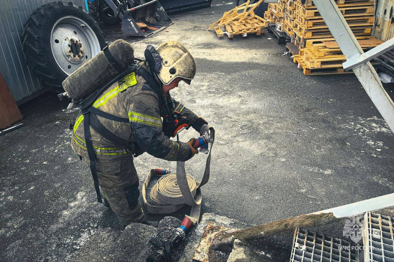 Уральские спасатели отработали действия при тушении пожара в одном из крупных торговых центров Екатеринбурга Уральские спасатели отработали действия при тушении пожара в одном из крупных торговых центров Екатеринбурга