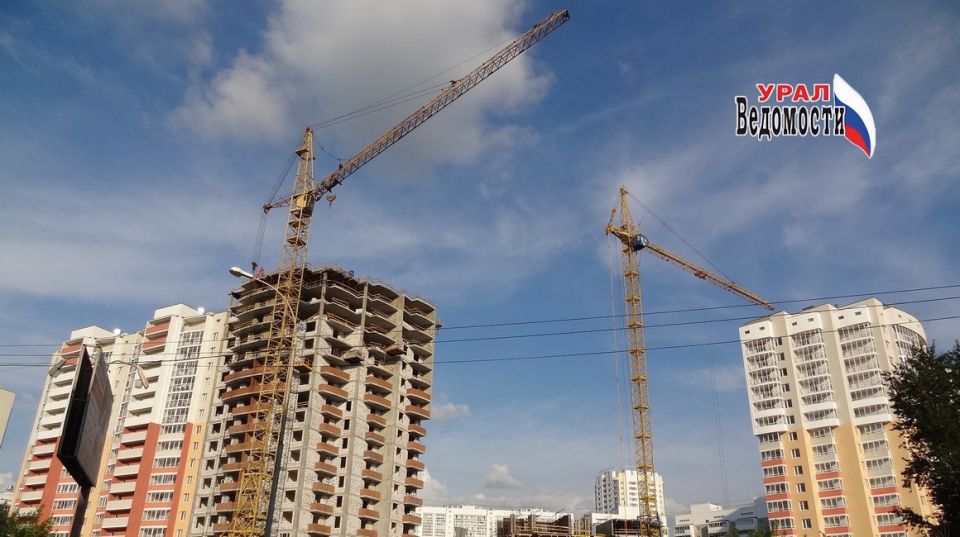 Подросток забрался на 130-метровый кран на стройке в Екатеринбурге