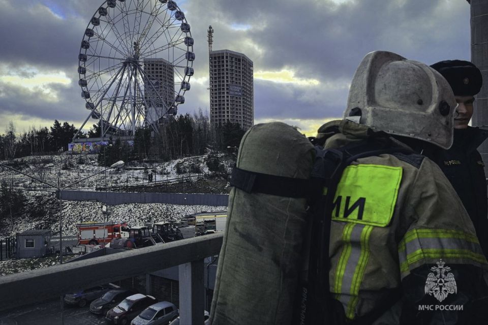 МЧСники устроили учебный пожар в ТЦ "Радуга"