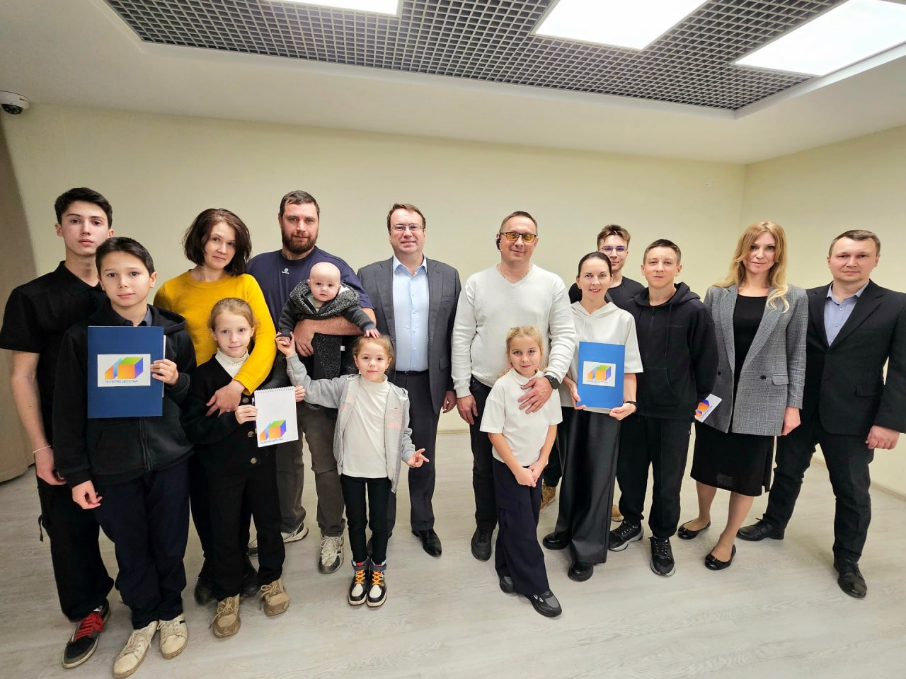 Свердловские многодетные семьи получили выплаты взамен земельных участков из дополнительных средств, выделенных губернатором Свердловской области Денисом Паслером Свердловские многодетные семьи получили выплаты взамен земельных участков из дополнительных средств, выделенных губернатором Свердловской области Денисом Паслером