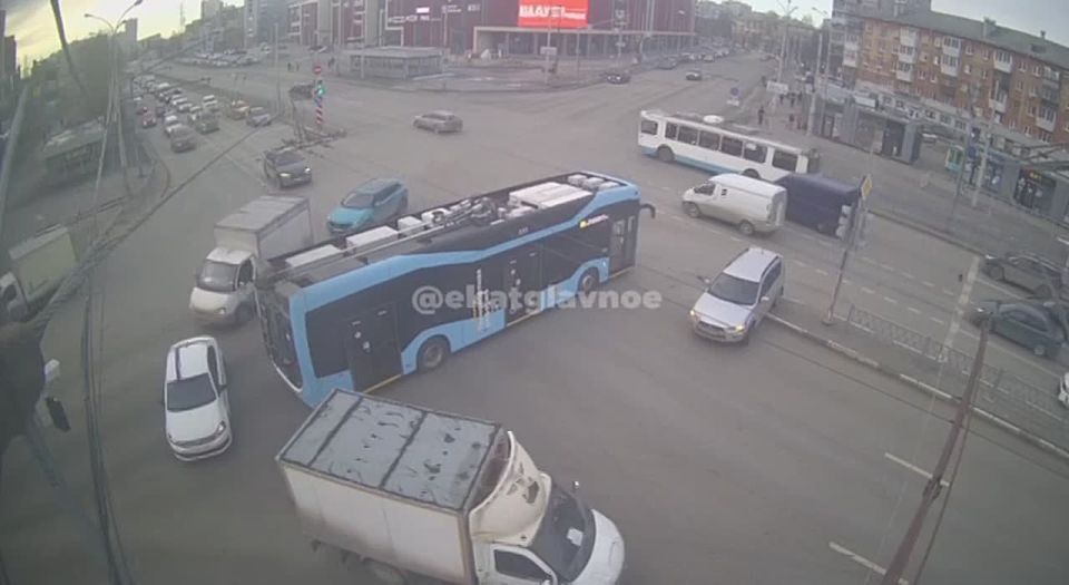 Троллейбус и иномарка столкнулись сегодня утром на проспекте Космонавтов