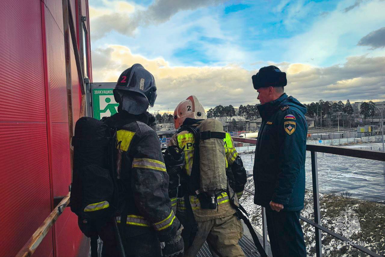 Уральские спасатели отработали действия при тушении пожара в одном из крупных торговых центров Екатеринбурга Уральские спасатели отработали действия при тушении пожара в одном из крупных торговых центров Екатеринбурга