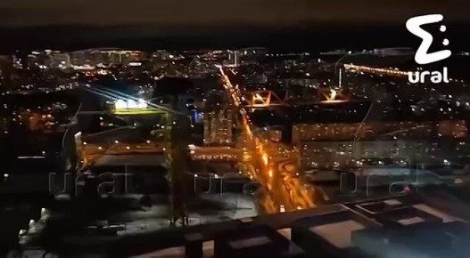 Школьник залез на 130-метровый строительный кран в Екатеринбурге