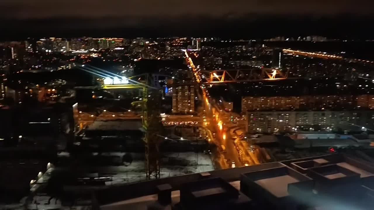 Школьник залез на 130-метровый строительный кран в Екатеринбурге