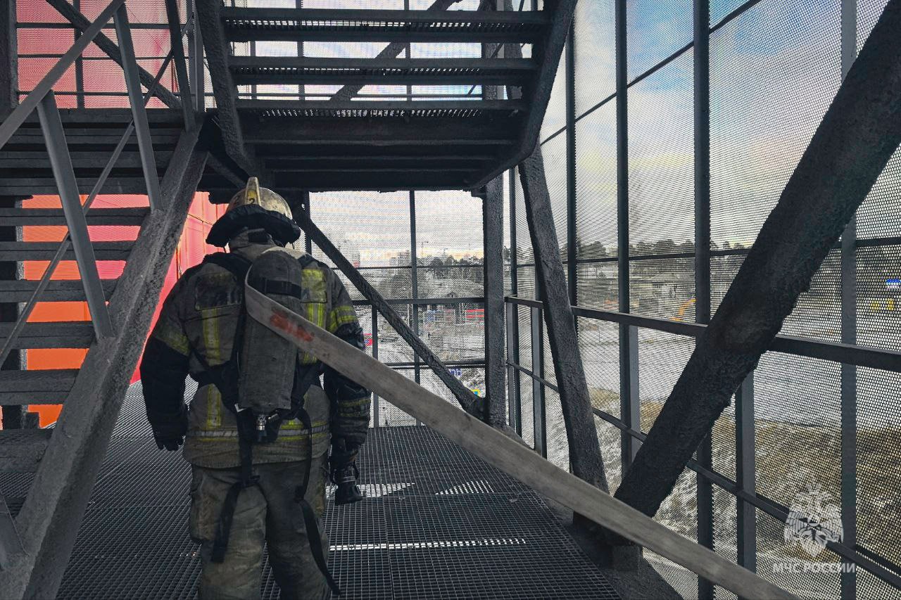 МЧСники устроили учебный пожар в ТЦ "Радуга" МЧСники устроили учебный пожар в ТЦ "Радуга"