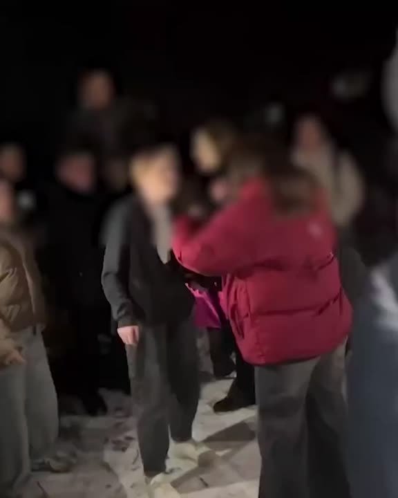 В Горном Щите школьницы устроили «стрелку»