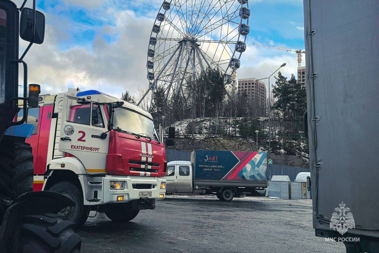 Уральские спасатели отработали действия при тушении пожара в одном из крупных торговых центров Екатеринбурга Уральские спасатели отработали действия при тушении пожара в одном из крупных торговых центров Екатеринбурга