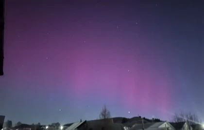 Над Свердловской областью зажглось розовое полярное сияние