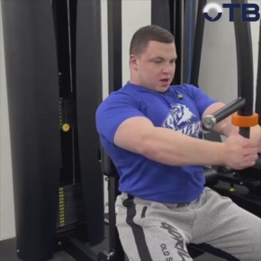 Парень из Арамиля стал чемпионом мира и открыл единственный в области зал для пауэрлифтеров!