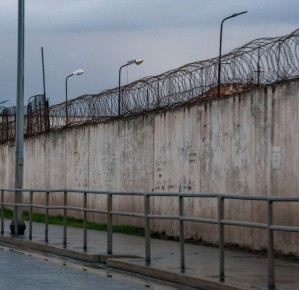 Грузовик с оружием и гранатой пытался въехать на территорию колонии в Свердловской области