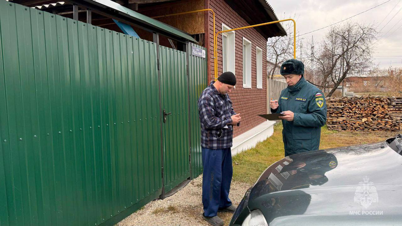 Сотрудники МЧС России напоминают жителям региона о пожарной безопасности в быту Сотрудники МЧС России напоминают жителям региона о пожарной безопасности в быту