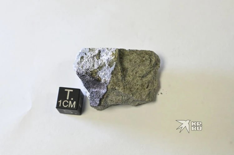 Метеорит, который 27 октября упал в Новгородской области, привезли в УрФУ Метеорит, который 27 октября упал в Новгородской области, привезли в УрФУ