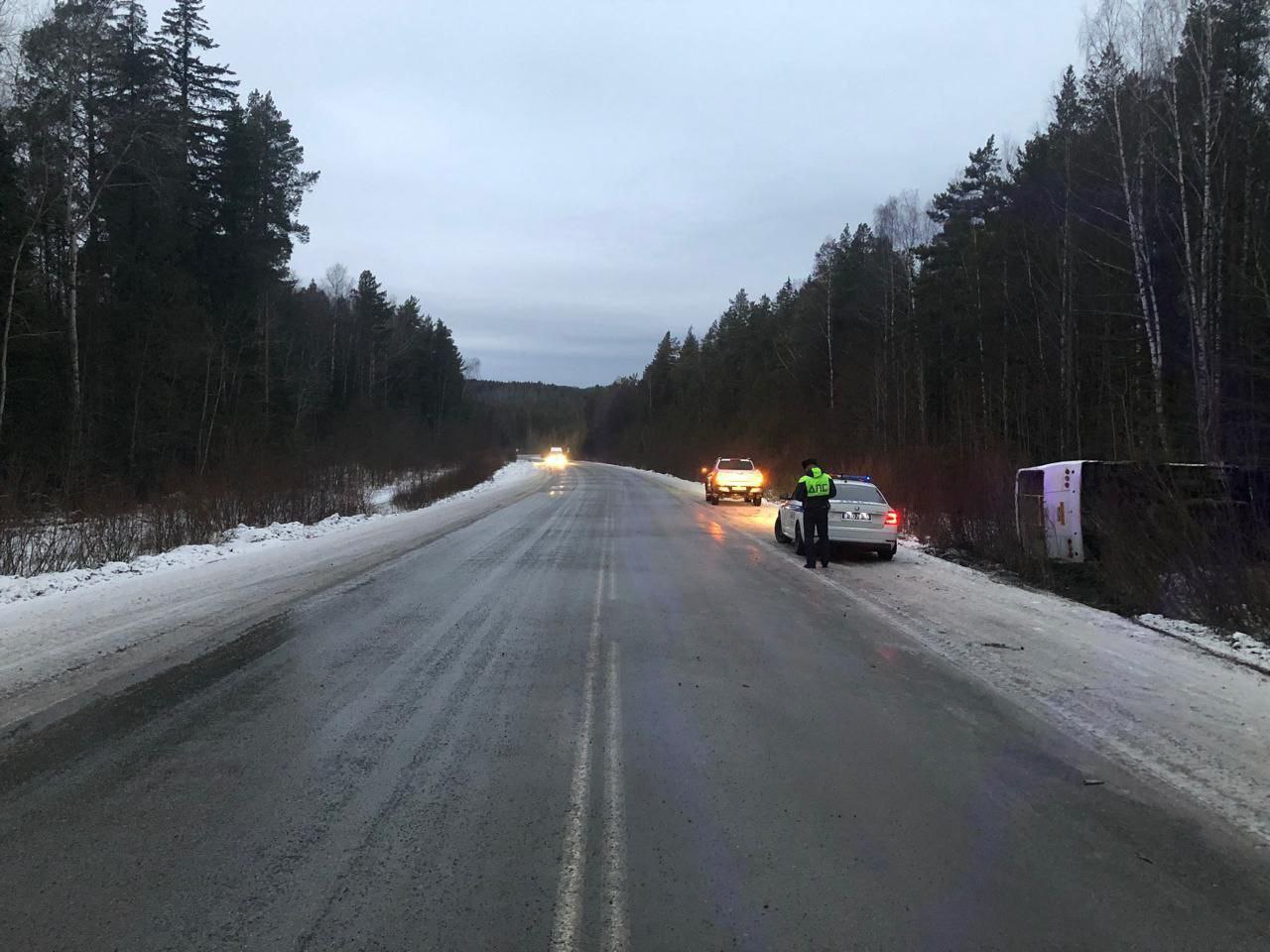 Пассажирский автобус улетел в кювет под Первоуральском