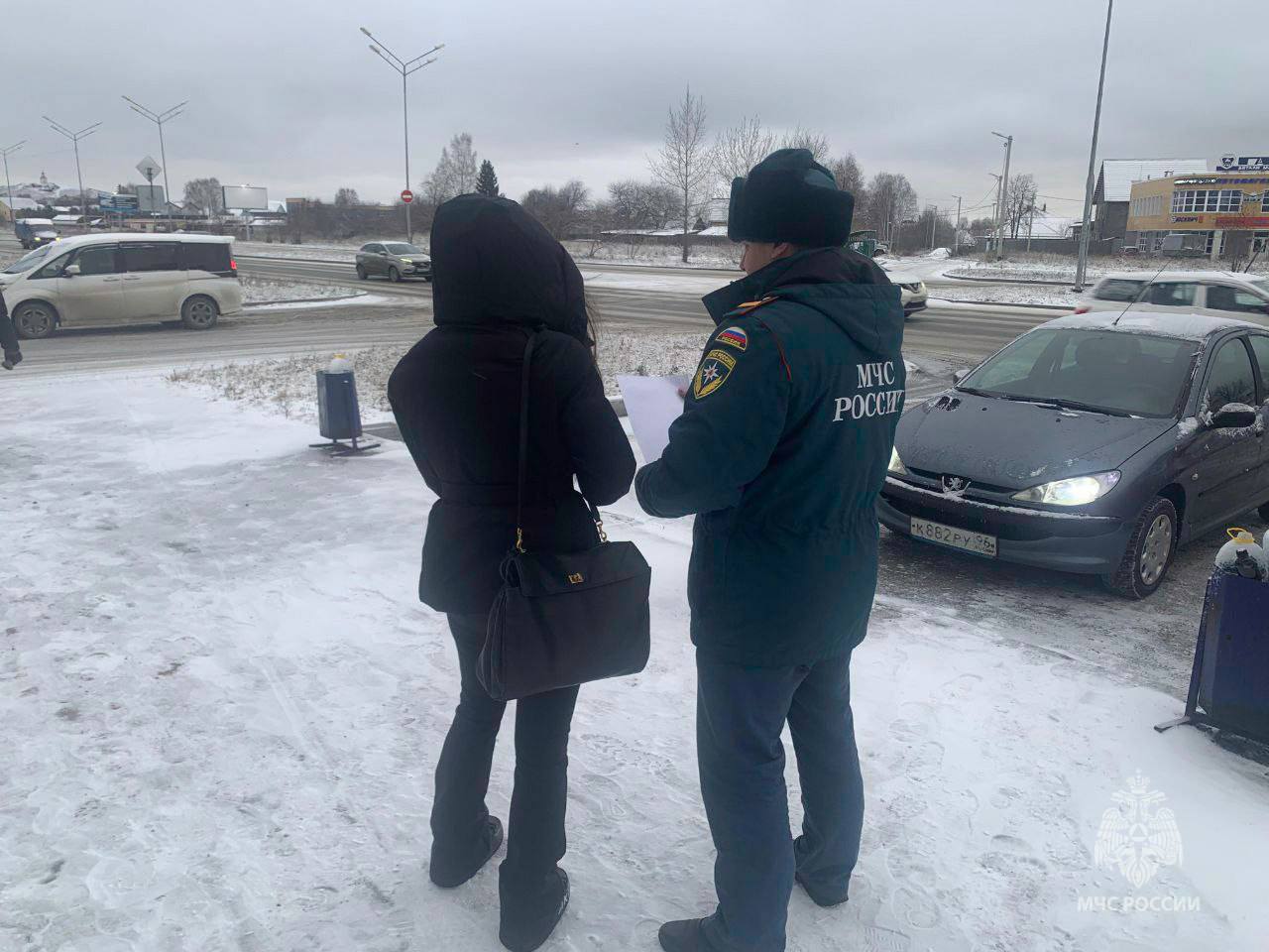 Сотрудники МЧС России напоминают жителям региона о пожарной безопасности в быту Сотрудники МЧС России напоминают жителям региона о пожарной безопасности в быту