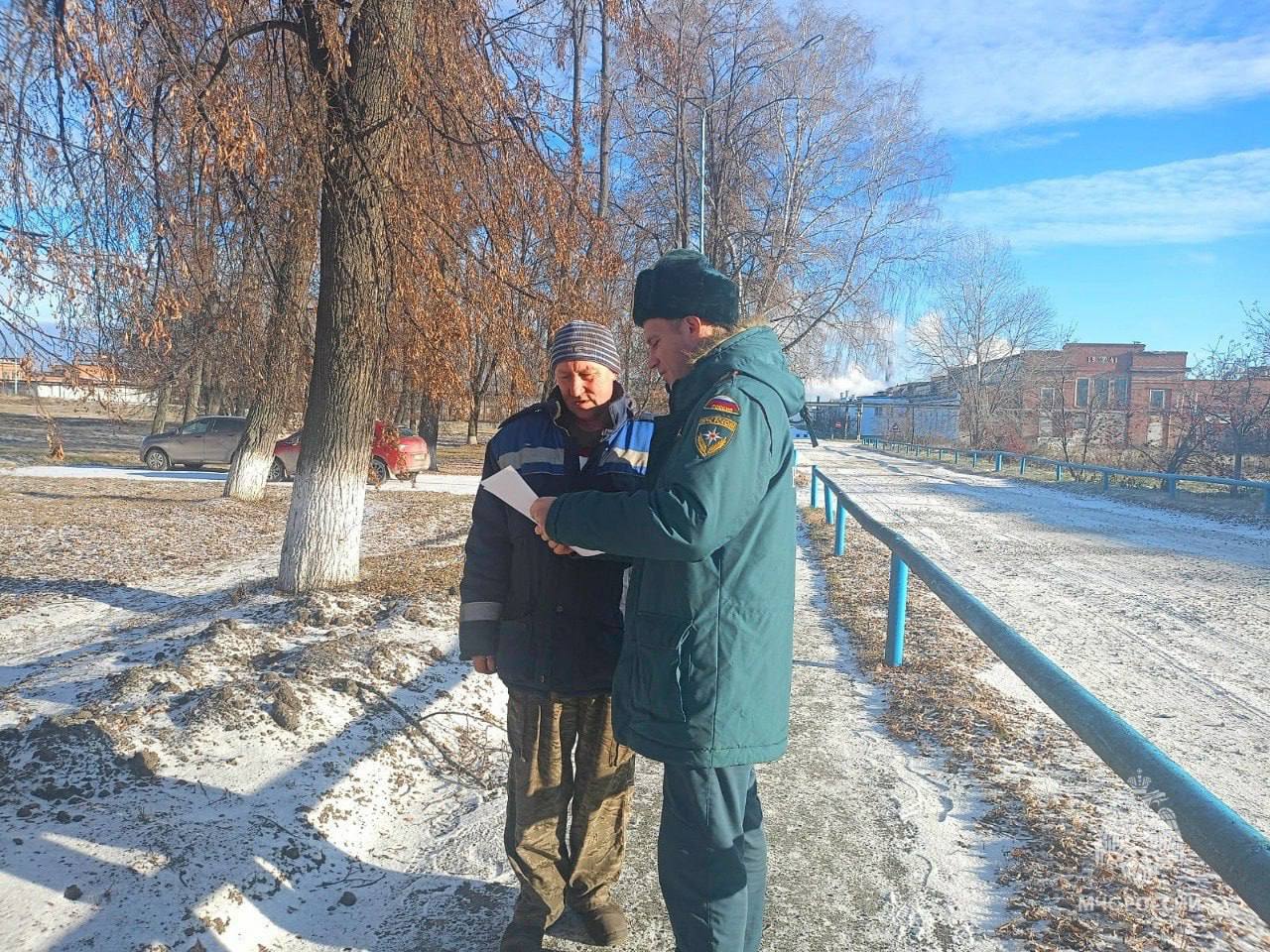 Сотрудники МЧС России напоминают жителям региона о пожарной безопасности в быту Сотрудники МЧС России напоминают жителям региона о пожарной безопасности в быту