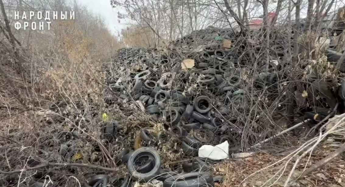 Это не свалка, это химическая бомба замедленного действия В Железнодорожном районе Екатеринбурга нашли гору из покрышек высотой с трехэтажный дом