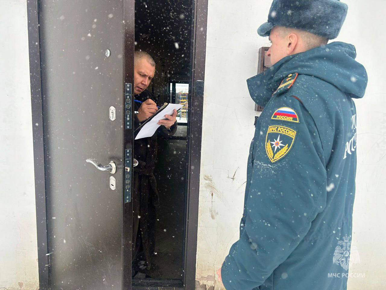 Сотрудники МЧС России напоминают жителям региона о пожарной безопасности в быту Сотрудники МЧС России напоминают жителям региона о пожарной безопасности в быту