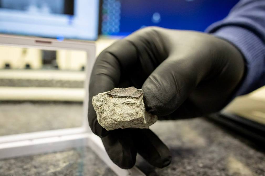 Уральские ученые изучат фрагменты метеорита, который упал в Новгородской области 27 октября