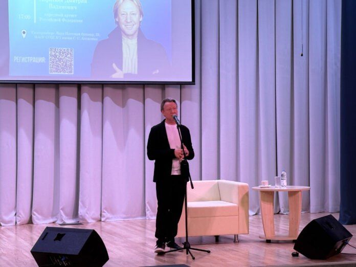 В Екатеринбурге на площадке киноконцертного зала «Космос» с просветительской лекцией выступил народный артист России Дмитрий Харатьян