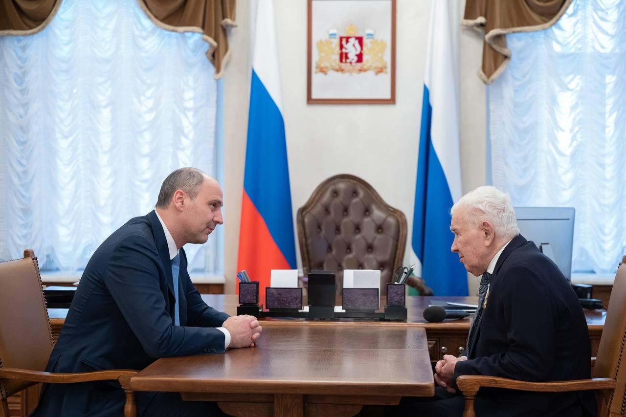 Губернатор Свердловской области Денис Паслер провел рабочую встречу с тренером, вицепрезидентом женского волейбольного клуба «Уралочка» Николаем Карполем