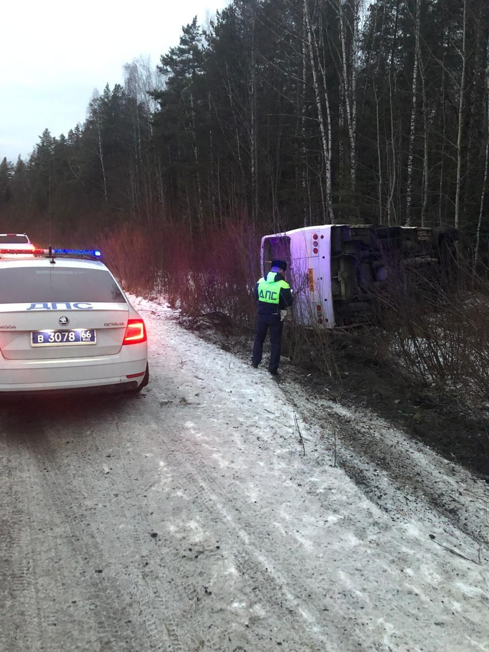 Пассажирский автобус с людьми опрокинулся в кювет под Первоуральском