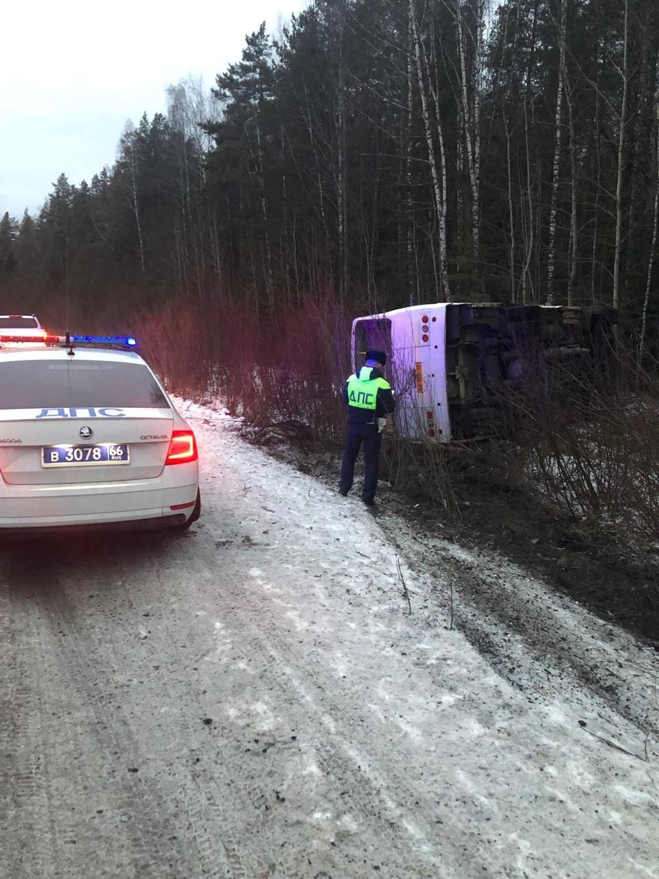 Сотрудники Госавтоинспекции работают на месте ДТП с участием пассажирского автобуса под Первоуральском Сотрудники Госавтоинспекции работают на месте ДТП с участием пассажирского автобуса под Первоуральском