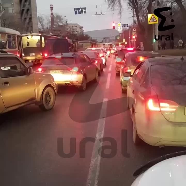 Латать ямы на Малышева, конечно же, дорожники решили именно в пятничный вечер