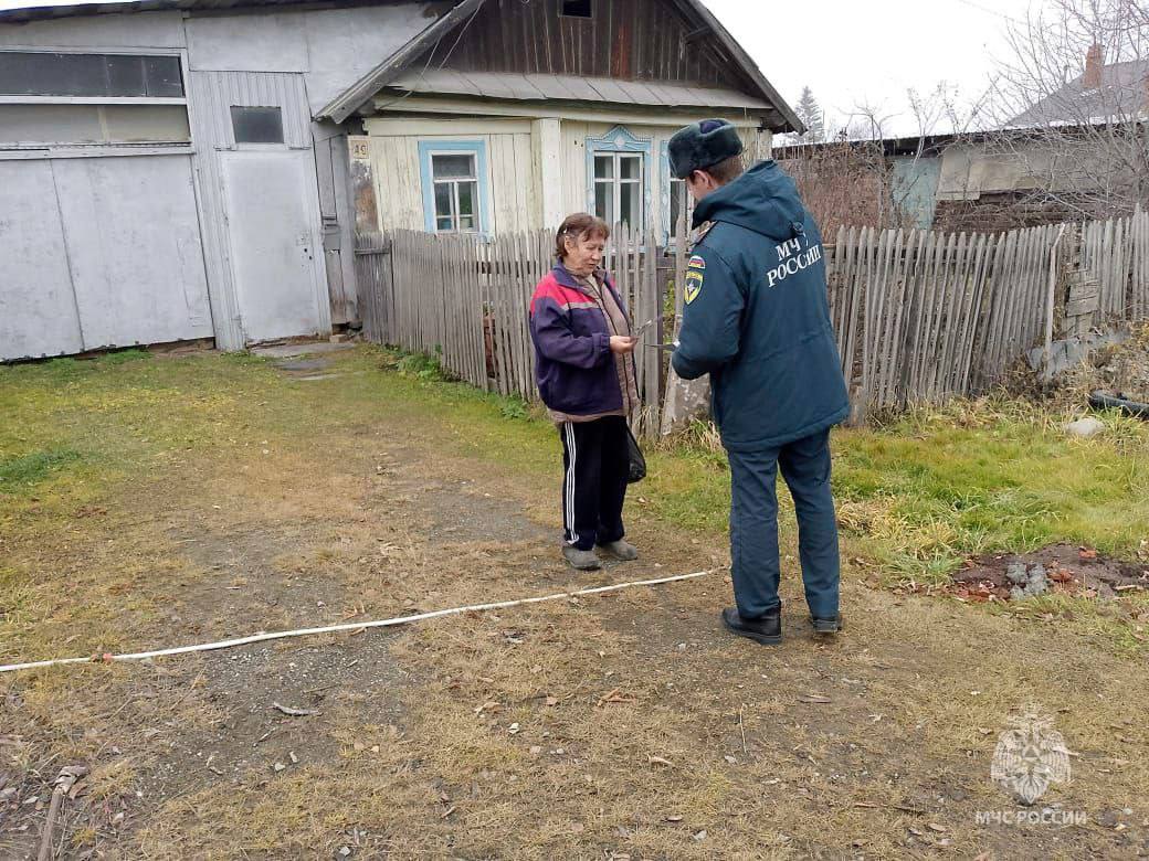 Сотрудники МЧС России напоминают жителям региона о пожарной безопасности в быту Сотрудники МЧС России напоминают жителям региона о пожарной безопасности в быту