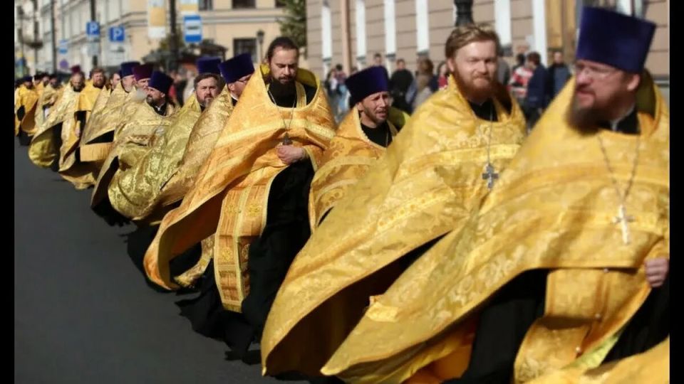 Профессия священника: обязанности и финансовые аспекты в 2025 году