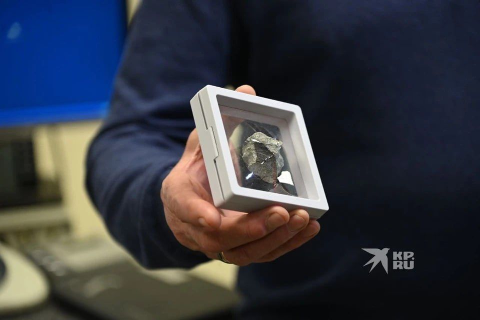 Метеорит, который 27 октября упал в Новгородской области, привезли в УрФУ