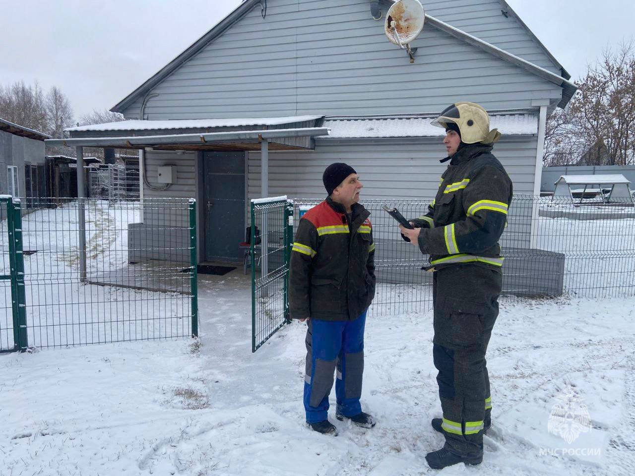 Сотрудники МЧС России напоминают жителям региона о пожарной безопасности в быту Сотрудники МЧС России напоминают жителям региона о пожарной безопасности в быту