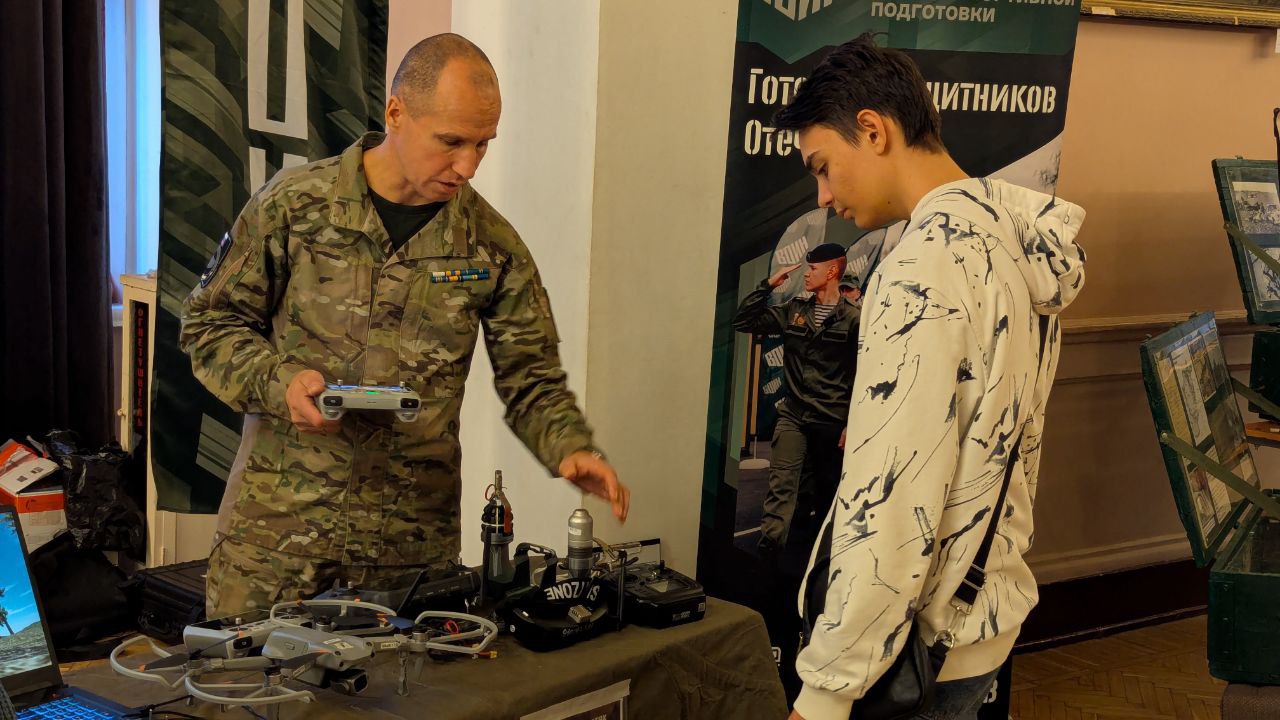 Более 560 человек приняли участие в военно-патриотической акции «Есть такая профессия — Родину защищать!» в Екатеринбурге Более 560 человек приняли участие в военно-патриотической акции «Есть такая профессия — Родину защищать!» в Екатеринбурге