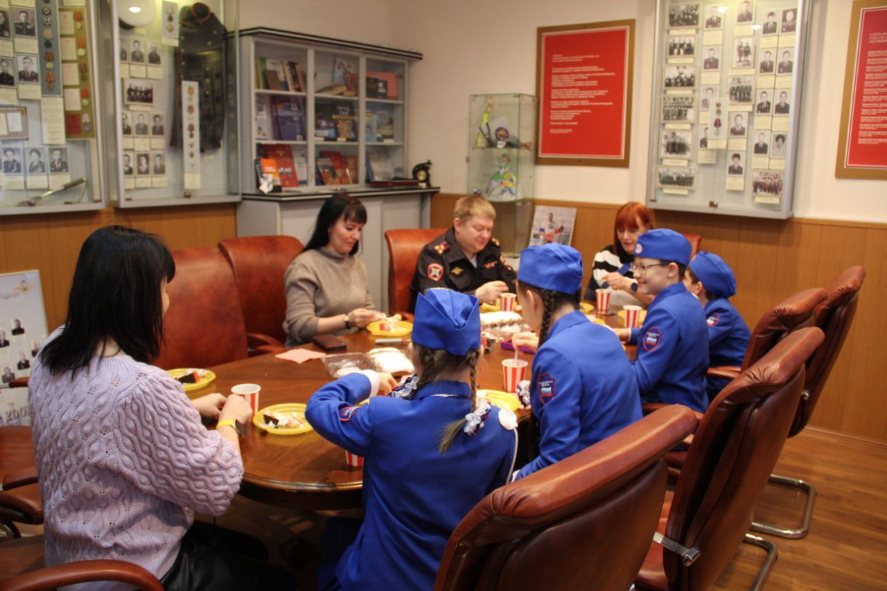 Главный госавтоинспектор Свердловской области лично поздравил каменских школьников, ставших призерами Всероссийского конкурса "Безопасное колесо" Главный госавтоинспектор Свердловской области лично поздравил каменских школьников, ставших призерами Всероссийского конкурса "Безопасное колесо"